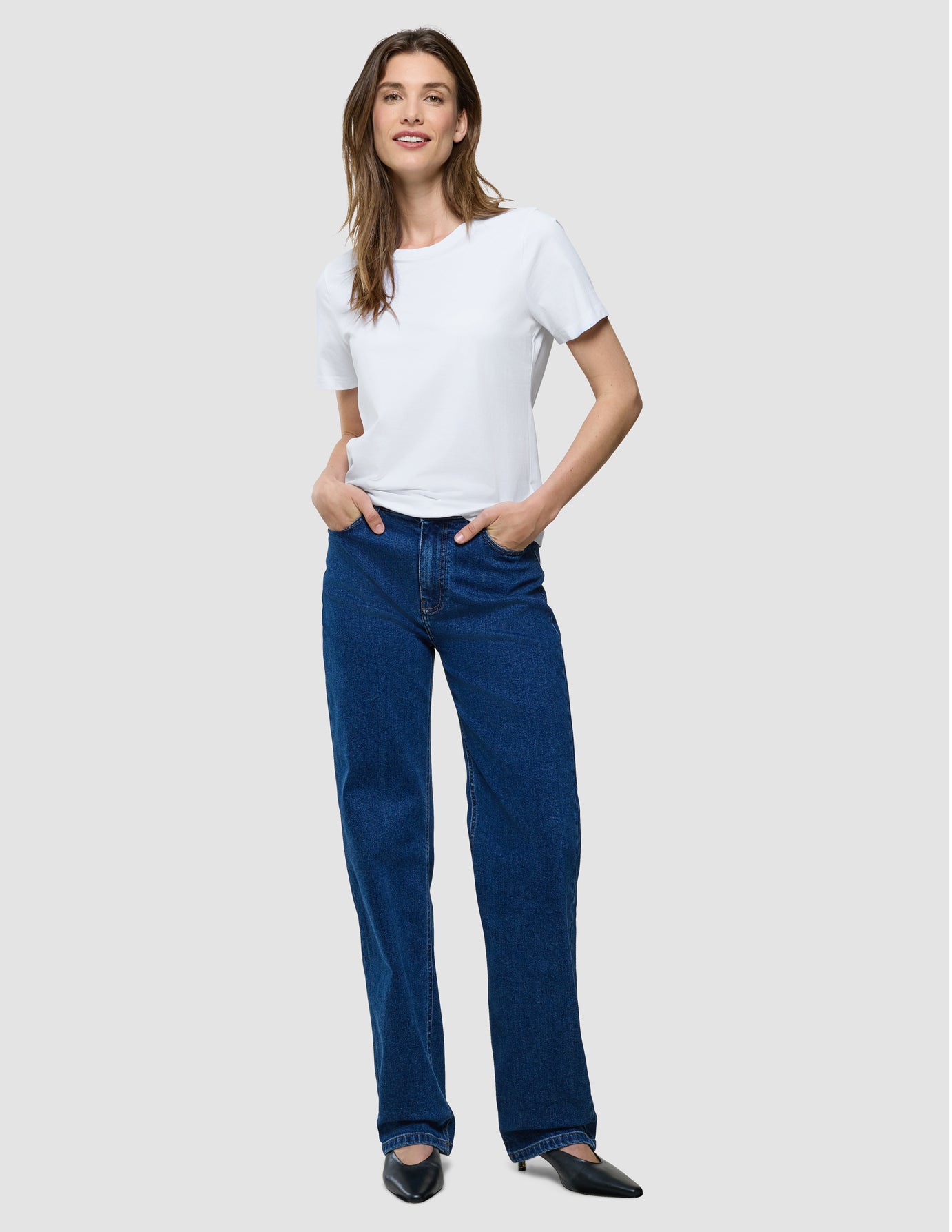 Supima T-Shirt i White, helfigur med model i hvid t-shirt og blå jeans.